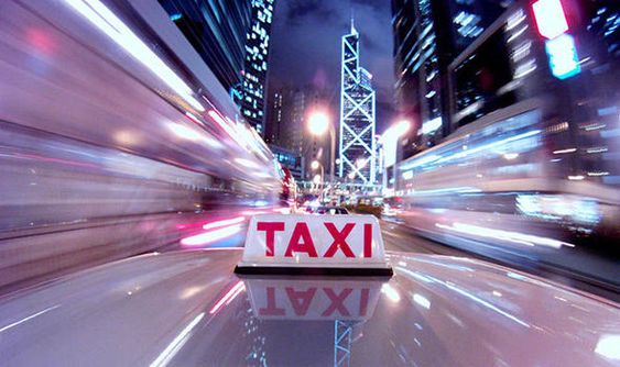 επιγραφη ταξί εν κινήση με έντονα φώτα 