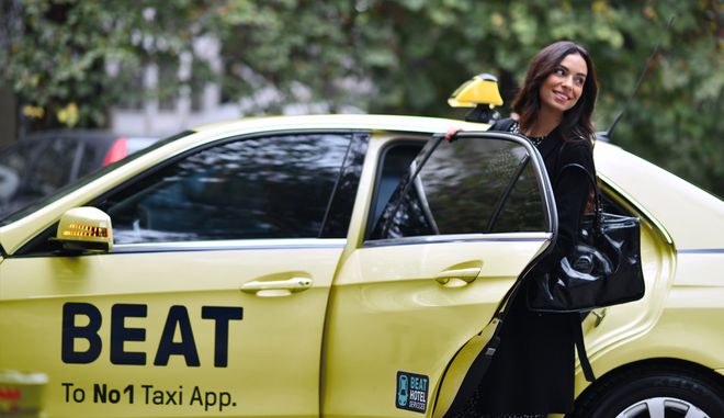 Κυρία βγαίνει απο ένα ταξί της Beat