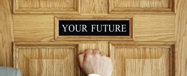 άντρας χτυπά μια πόρτα με επιγραφή "το μέλλον σου"