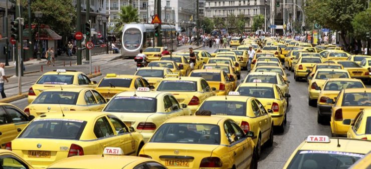 σταματημένα κίτρινα ταξί