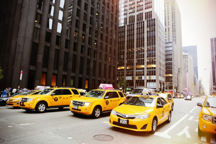 Κίτρινα ταξί στο εξωτερικό παρατεταγμένα