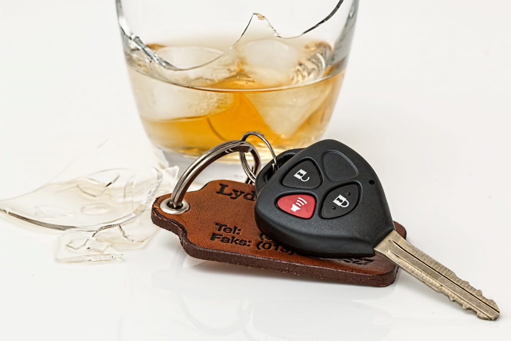 σπασμένο ποτήρι με αλκοόλ και κλειδιά αυτοκινήτου