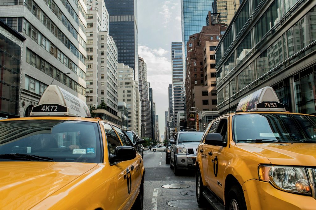 2 οχήματα ταξί στους δρόμους της νέας υόρκης 