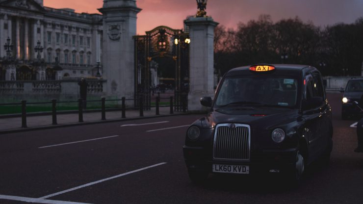 Αγγλικό ταξί στους δρόμους του Λονδίνου με την δύση του ηλίου