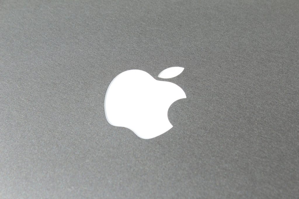 Το logo της apple πάνω σε κάποιων ηλεκτρονικό υπολογιστή 