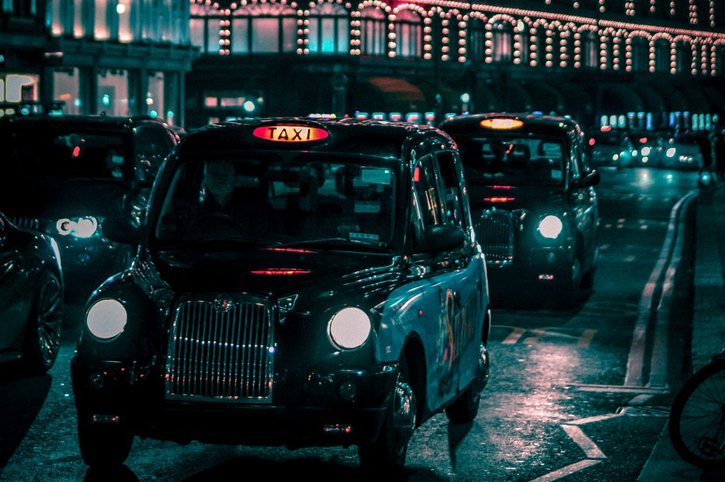 αγγλικά ταξί στους πολυσύχναστους δρόμους της αγγλίας στο λονδίνο 