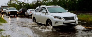 αυτοκίνητα εν κινήσει σε πλημμυρισμένο δρόμο