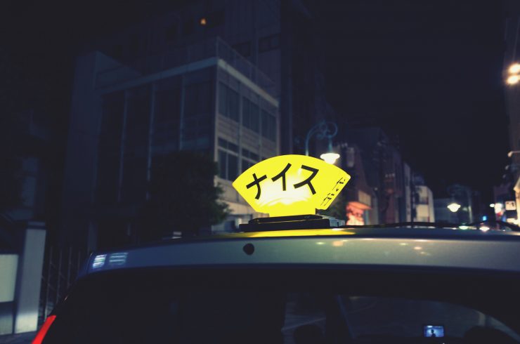 Ιαπωνική επιγραφή ταξί φωτισμένη την νύχτα