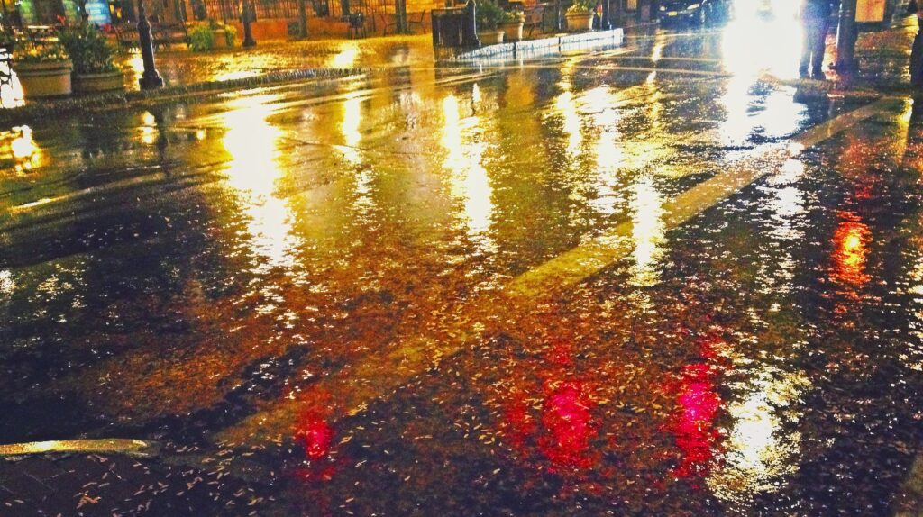 πλημμυρισμέμνοι οι δρόμοι της πόλης από τη βροχή