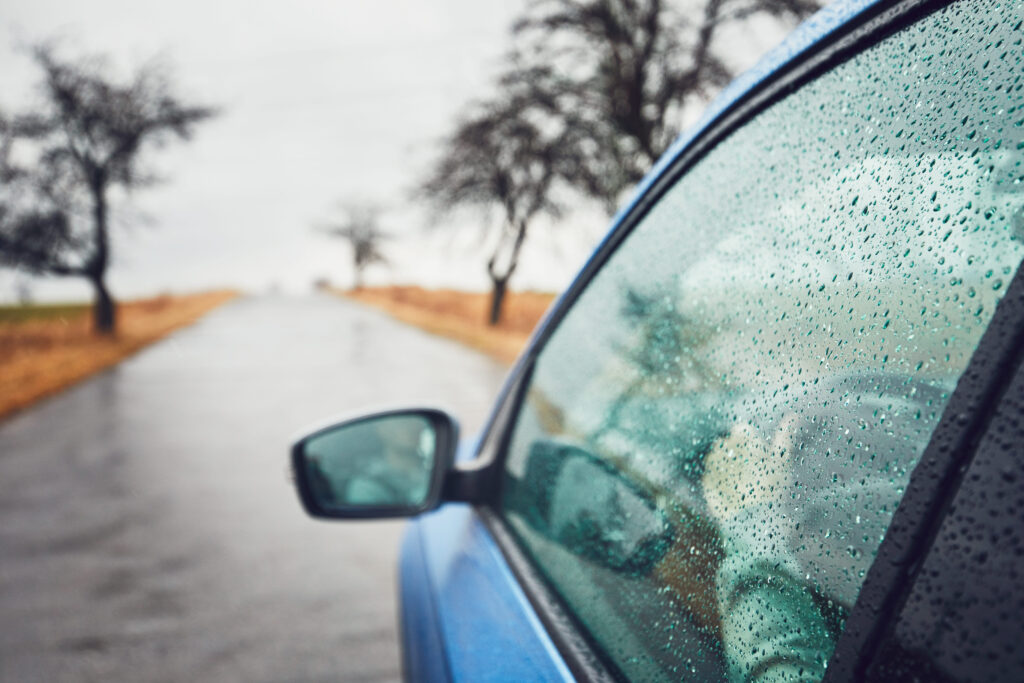 οδηγός αυτοκινήτου οδηγεί σε βροχερή μέρα