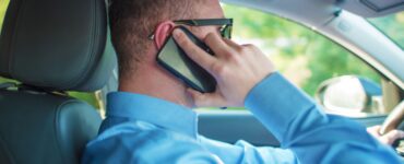 οδηγός μιλάει στο τηλέφωνο ενώ οδηγεί