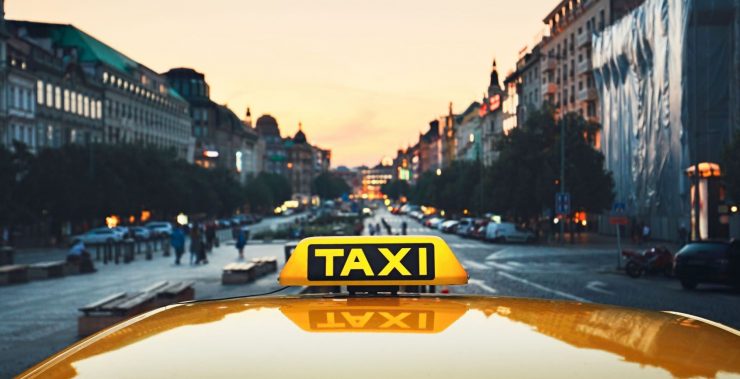 Ένα όχημα ταξί στους δρόμους της πόλης Wenceslas Square, Prague, Czech Republic