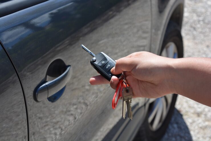 οδηγός κρατάει στο χέρι του το κλειδί του αυτοκινήτου του