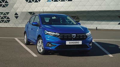 Το αυτοκίνητο Dacia Sandero σε χρώμα έντονο μπλε