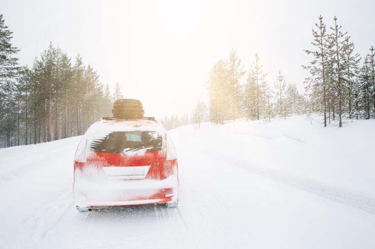 αυτοκίνητο σε δρόμο με χιόνια