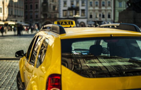 ταξί στο δρόμο σταθμευμένο πάνω στην πλατεία
