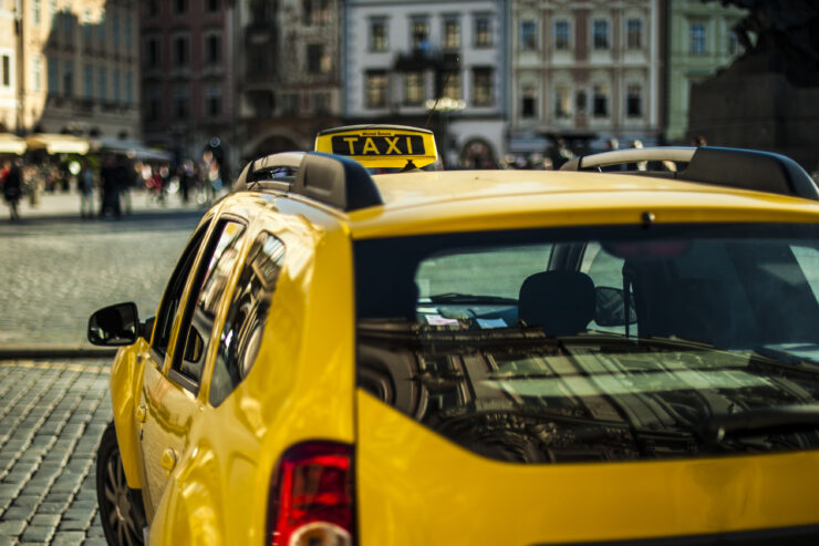 ταξί στο δρόμο σταθμευμένο πάνω στην πλατεία