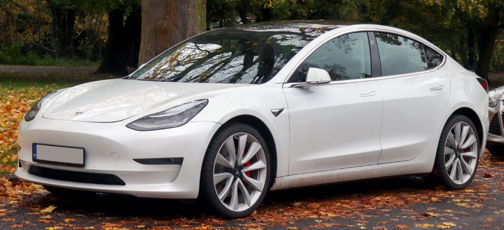 Το ηλεκρικό μοντέλο της Tesla “Model 3” σε άσπρο χρώμα
