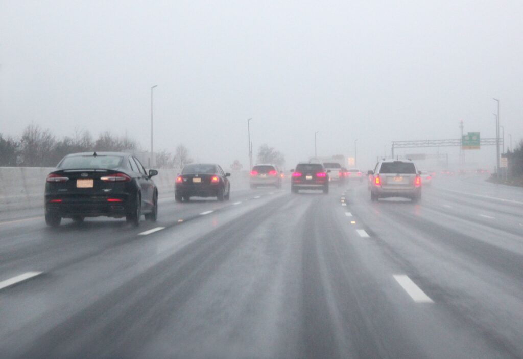 Αυτοκίνητα σε δρόμο ταχείας κυκλοφορίας σε καιρό χιονιά