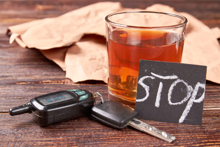 Ένα ποτήτι με αλκοόλ, δίπλα σε κλειδιά αυτοκινήτου με την προειδοποίση γραμμένη σε χαρτάκι ''STOP''