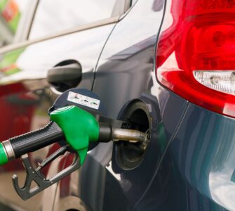 Αυτοκίνητο έχει σταματήσει σε βενζινάδικο για ανεφοδιασμό καυσίμου