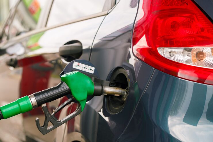 Αυτοκίνητο έχει σταματήσει σε βενζινάδικο για ανεφοδιασμό καυσίμου