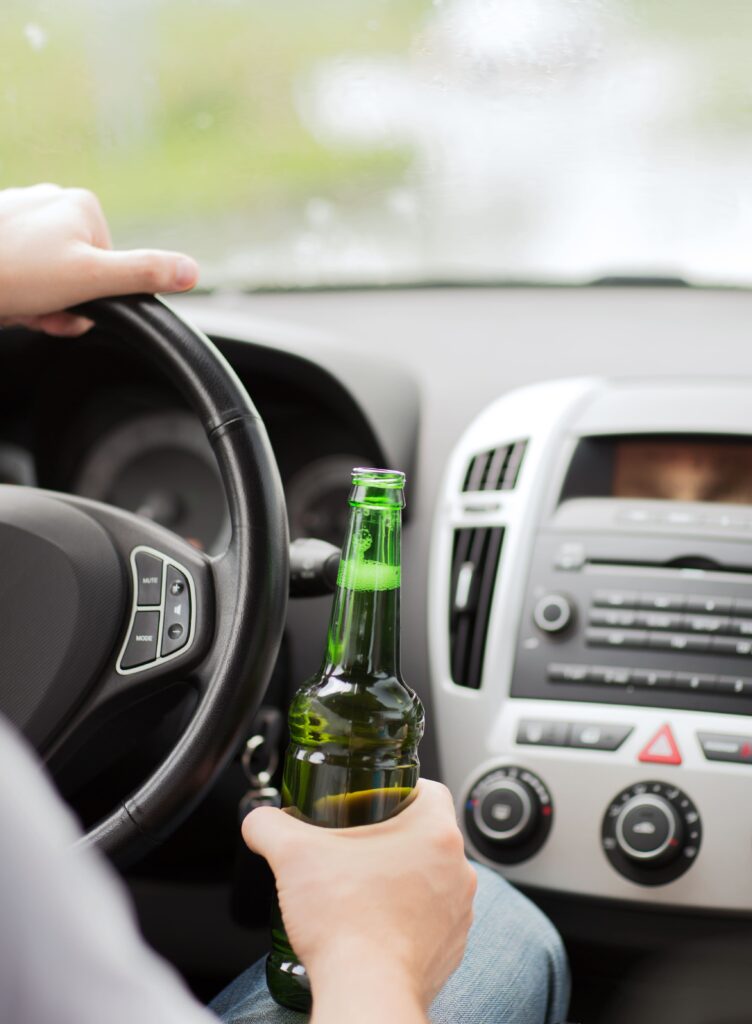Άντρας οδηγός πίνει αλκοόλ ενώ οδηγεί 