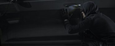 Άντρας με μαύρα ρούχα και κουκούλα προσπαθεί να κλέψει αυτοκίνητο