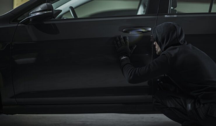 Άντρας με μαύρα ρούχα και κουκούλα προσπαθεί να κλέψει αυτοκίνητο