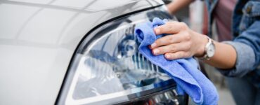 Καθαρισμός γυάλινων επιφανειών αυτοκινήτου