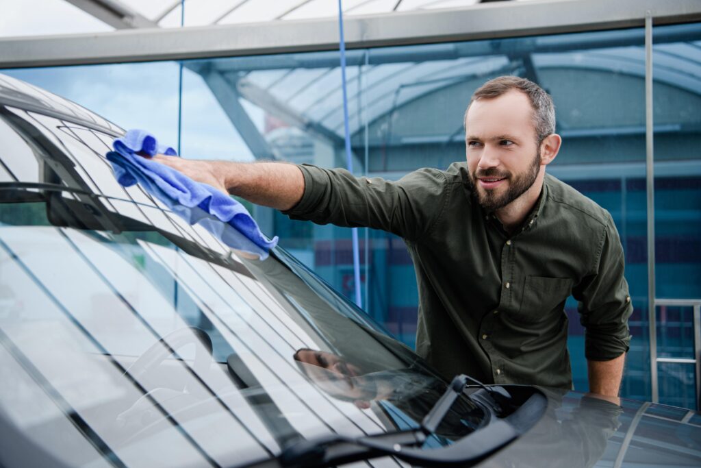 Καθαρισμός γυάλινων επιφανειών αυτοκινήτου με πανί